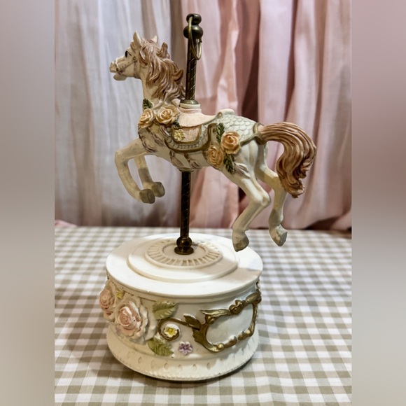 Elegant Carousel Horse Music Box - Ivory and Gold - Picture 4 of 4